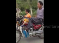 [Clip] Bé trai 2 tuổi được ông bố của năm cho lái mô tô