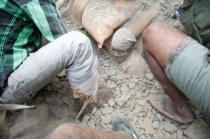 Động đất ở Nepal - tình huống khó xử: ở lại hay đi về?