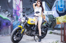 Hoa hậu top 10 Việt Nam tạo dáng cá tinh bên Ducati Scrambler