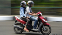Không phải vợ chồng không được đi chung xe máy