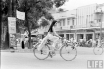 Thiếu nữ Việt Nam đẹp đến "nao lòng" trong tà áo dài xưa và xe đạp