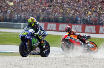Cạnh tranh nảy lửa của Rossi và Marquez tại chặng 8 MotoGP 2015