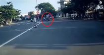 [Clip] Bị môtô đụng khi 2 thanh niên đi xe máy qua đường ẩu