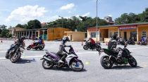 Gymkhana môn thể thao biểu diễn xe máy dành cho giới trẻ Việt