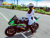 Nữ biker 9x thướt tha với áo dài truyền thống bên cạnh Yamaha R6