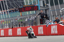 Về nhất giải đua Moto3 trong tình trạng “hai đầu gối chạm đất”