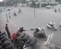 [Video] Cô gái bị cướp giật túi xách ngã cắm mặt xuống đường
