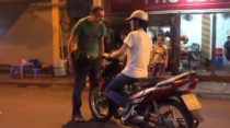 Ông Tây nhắc nhở dân Việt về ý thức đi xe trên phố đi bộ ở Hà Nội