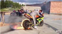 Đốt lốp siêu xe mô tô Yamaha R1 trên lửa xăng