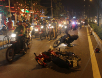 Nhân viên giao nhận bị cướp giật đồ trên đường Phạm Văn Đồng