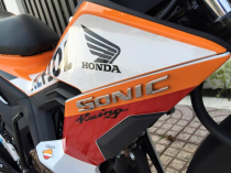 AE Cho mình hỏi sao xe Honda Sonic 150R lô hàng đầu lại có tem Sonic nổi?