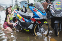 Cô nàng gợi cảm bên PCX 150 độ trong mùa nước lũ của biker Thailand