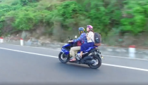 Cặp đôi U40 Xuyên Việt với chiếc xe 10 năm & hành động bất ngờ từ cô vợ khiến dân Phượt thán phục