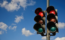 Khi đèn đỏ quay đầu xe có bị CSGT phạt không?