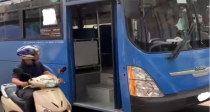 Xe buýt bất chợt tấp lề đón khách - xử lý sao cho an toàn