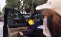 Đang vi vu dạo phố, hai cô gái bất chợt tông sầm vào cửa ô tô