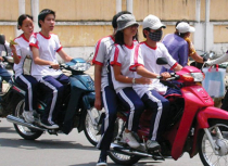 Học sinh chưa đủ 18 tuổi điều khiển xe máy trên 50cc bị phạt như thế nào?