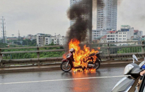 Xe máy bốc cháy khi đang lưu thông trên Quốc lộ 1