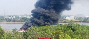 Tàu cánh ngầm bốc cháy trên sông Sài Gòn