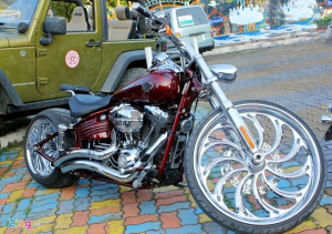 Harley-Davidson Rocker C độ cặp mâm hơn 6.000 đô tại Hà Thành
