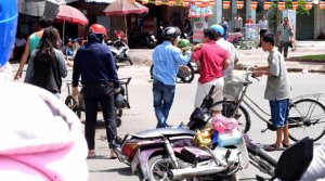 Giao thông Việt: Va quệt nhỏ, cãi nhau to, mất mạng “lãng xẹt”