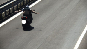 Mức phạt hết hồn cho việc buông cả 2 tay khi chạy xe máy ở Ý