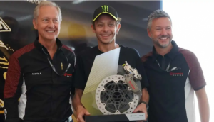 Brembo tặng Rossi chiếc cúp đặc biệt kỷ niệm sự nghiệp của anh ấy