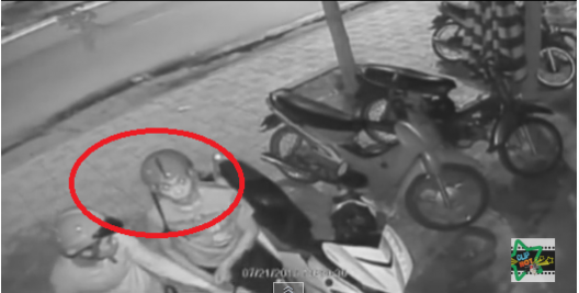 Bẻ khóa Exciter chỉ trong 5s, tên trộm còn nhìn vào camera an ninh trước khi lấy xe