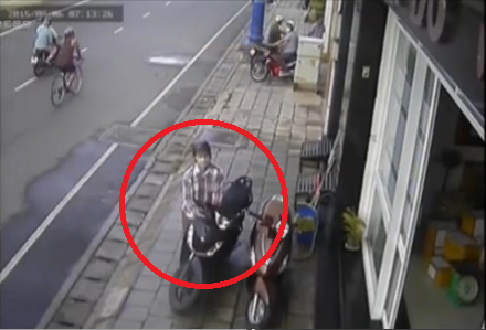 [Clip] Dàn cảnh trộm xe SH, 2 bảo vệ bị lừa tại Sài Gòn