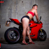 Ngắm người mẫu nam và nữ đọ dáng bên Ducati