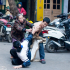 Người mẹ bị con cầm kéo đâm giữa đường phố Hà Nội