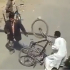 [Clip] Thanh niên dùng xe đạp chống đỡ thanh niên cầm gậy