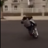 [Clip] Nam thanh niên bốc đầu Honda Dream chạy vòng tròn như điên