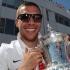 Podolski cả gan "ăn trộm" chiếc CUP FA của Arsenal !