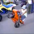 [Clip] Nhóc 4 tuổi bốc đầu mô tô mini cực chất