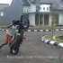 [Clip] Lao thẳng xuống cống vì bốc đầu xe máy