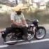 [Clip] Tư thế ngồi lái xe máy bá đạo của người Ấn