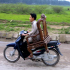 Hình ảnh chiếc xe máy cùng cuộc sống của người Việt Nam