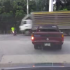 [Clip] Hãi hùng 2 thanh niên đi xe máy bị xe tải tông thẳng cánh