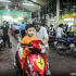 Sinh hoạt trên xe máy thói quen của người Việt