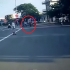[Clip] Bị môtô đụng khi 2 thanh niên đi xe máy qua đường ẩu