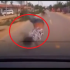 [Clip] Bé trai chạy qua đường vô ý bị xe tông phải (bài học cho phụ huynh)