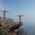 Hết hồn với 2 chàng trai thời tiền sử tạo dáng trên đỉnh Pha Luông