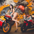 Hot Girl nóng bỏng với Bikini khoe dáng cạnh cặp đôi Moto 600cc.