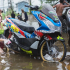 Cô nàng gợi cảm bên PCX 150 độ trong mùa nước lũ của biker Thailand