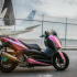 Yamaha X-Max300 lạ lẫm với style áo hồng cá tính